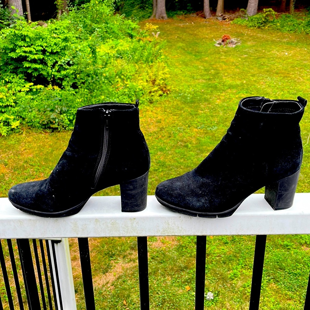 The FLEXX Suede side-zip bootie